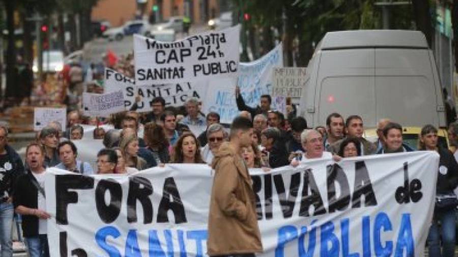 La manifestación recorrió el centro de Tarragona reclamando que la sanidad privada no haga uso de instalaciones públicas. Foto: Lluís Milián
