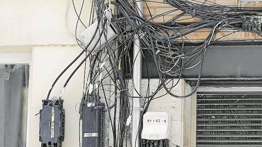 Maraña de cables en Prat de La Riba. Algunos no van a ninguna parte. FOTO: Pere Ferré