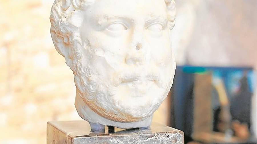 Retrato oficial del emperador Adriano, que deb&iacute;a de formar parte de la galer&iacute;a de personajes ilustres de alg&uacute;n espacio p&uacute;blico de Tarraco. FOTO: FABI&Aacute;N ACIDRES