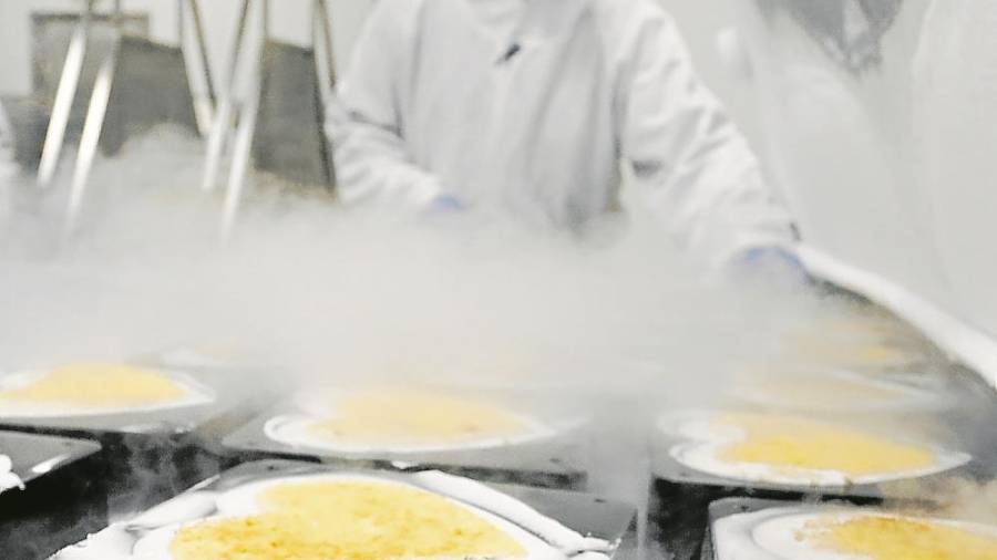Proceso de congelación de tartas en las instalaciones de Pastisfred en Montblanc.&nbsp;Foto: Pere Ferré