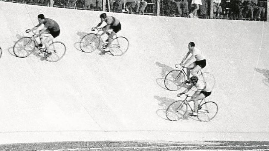 Ciclistes al velòdrom de Tortosa, el 1953.&nbsp;FOTO: FONS DAUFÍ/ACBE