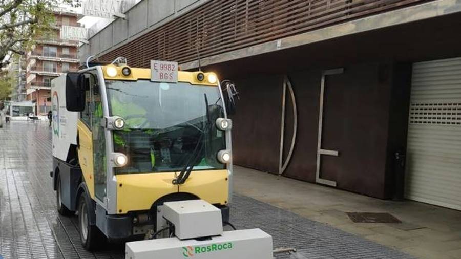 Uno de los servicios de desinfección, junto al Mercat de Salou. FOTO: DT