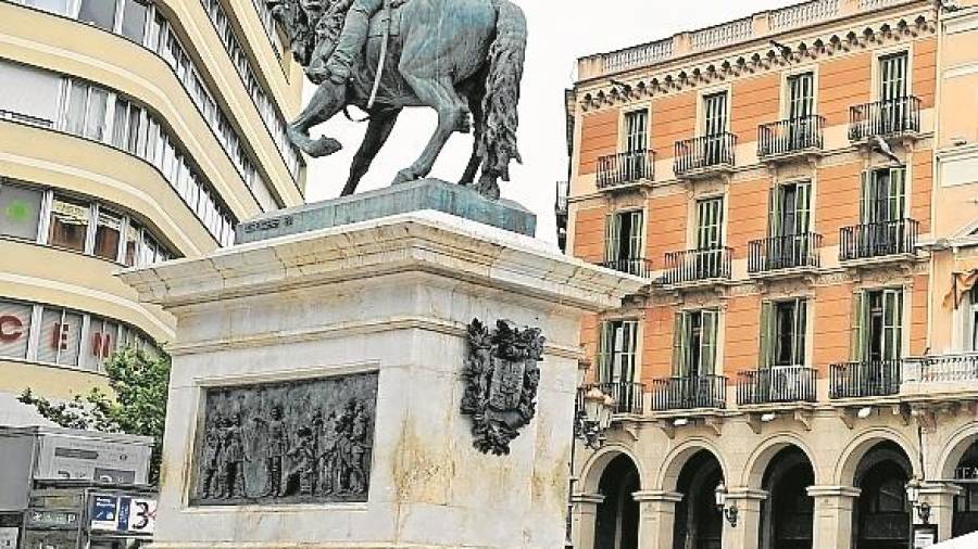 El front porticat i el monument al general Joan Prim. FOTO: A. González