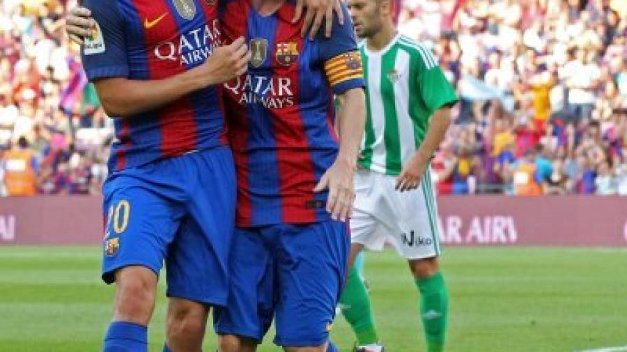 El reusense Sergi Roberto celebra uno de goles de Messi, junto al genio argentino ayer en el Camp Nou. Foto: efe