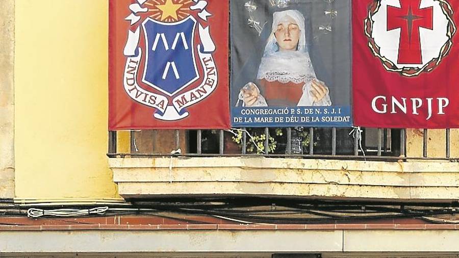 Los escudos de las congregaciones llenan los balcones. FOTO: Pere Ferré