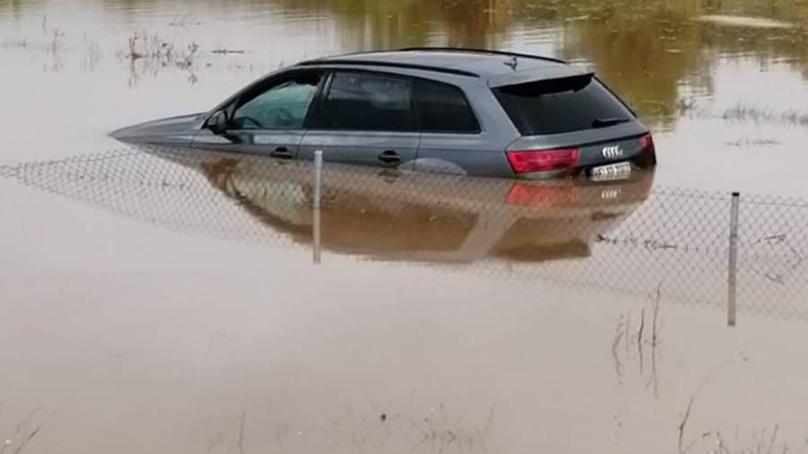 Un cotxe completament inundat. Foto: Mossos d'Esquadra