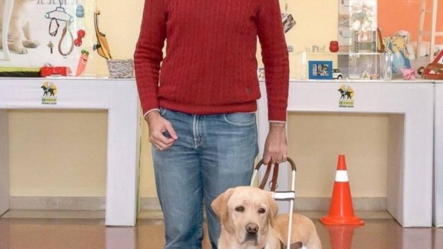 José López, junto a Sherman, su perro guía. FOTO: Cedida