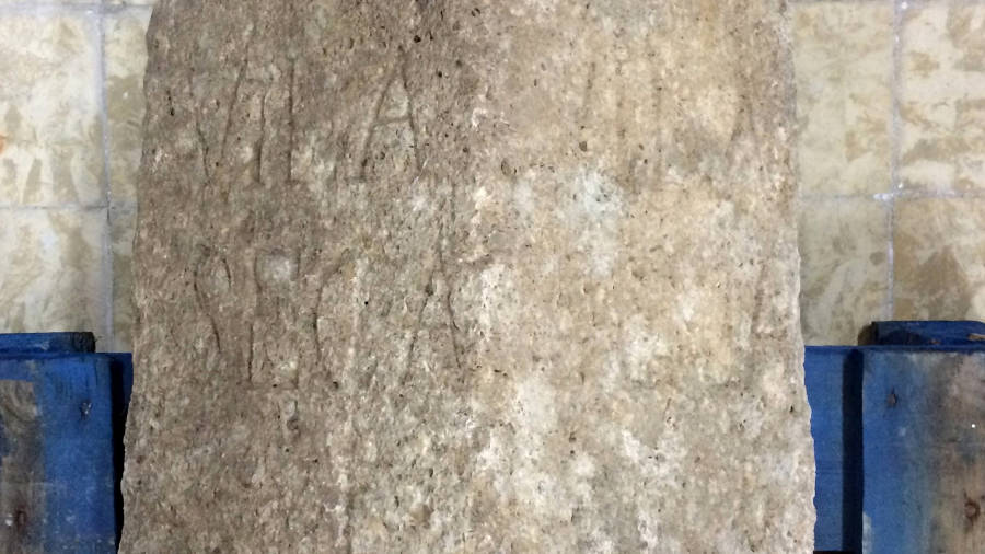Imatge de la pedra fita un cop dipositada al Museu de Reus. Foto: F. FERN&Aacute;NDEZ / MUSEUS DE REUS