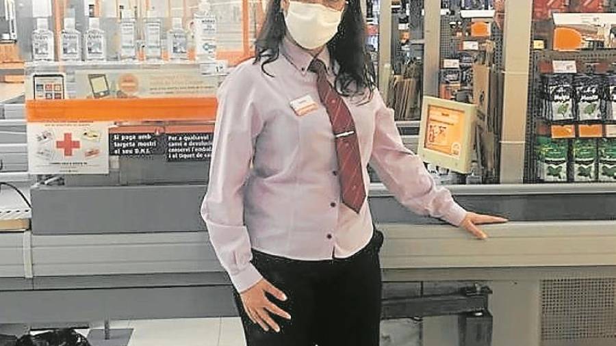 La nueva normalidad en los supermercados Mamparas, guantes, mascarillas... todos estos elementos van a pasar formar parte del decorado de los supermercados de manera prolongada.
