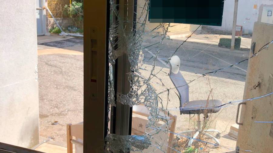 Los detenidos habían roto una ventana de la empresa para entrar en el inmueble. Foto: Mossos d'Esquadra
