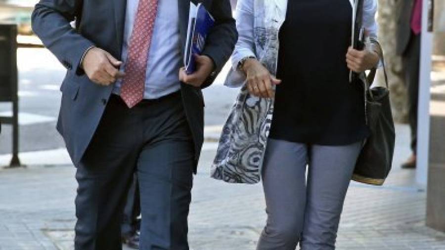 Ramon Espadaler y Joana Ortega llegan a la sede de UDC. Foto: EFE