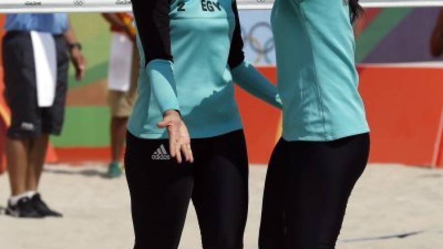 Doaa Elghobashy y Nada Meawad de Egipto, en acción ante Italia el martes 9 de agosto en la categoría voleibol de playa femenino. Foto: efe