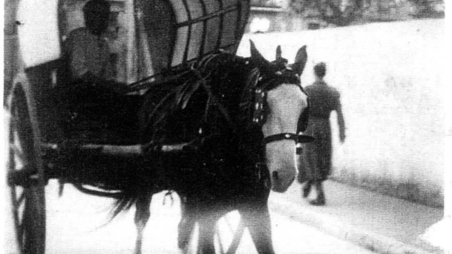 Anys 60. El Sebasti&agrave; amb la tartana per repartir la llet per la ciutat. Foto: Arxiu familia Ventura / Tarragona Antiga