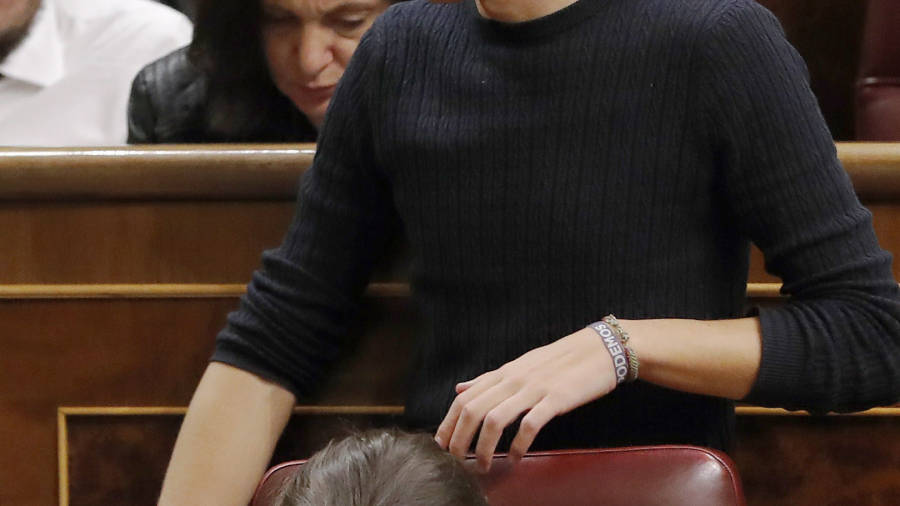 El secretario general de Podemos, Pablo Iglesias, y el de PolÃ­tica, Ã�Ã±igo ErrejÃ³n, en el Congreso el pasado noviembre. FOTO: EFE