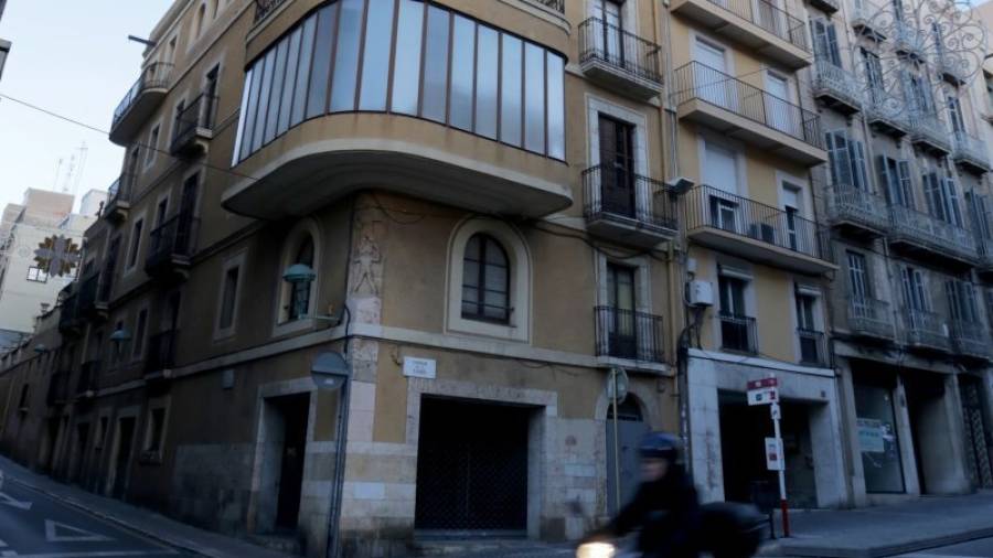 El edificio propiedad de la fallecida en la calle Unió está valorado en casi un millón de euros. Foto: Lluís Milián