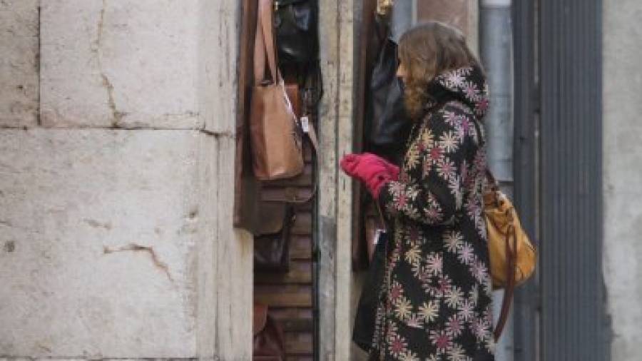 Bolsos, pulseras y demás ya no podrán exponerse en la calle. Foto: P. Ferré