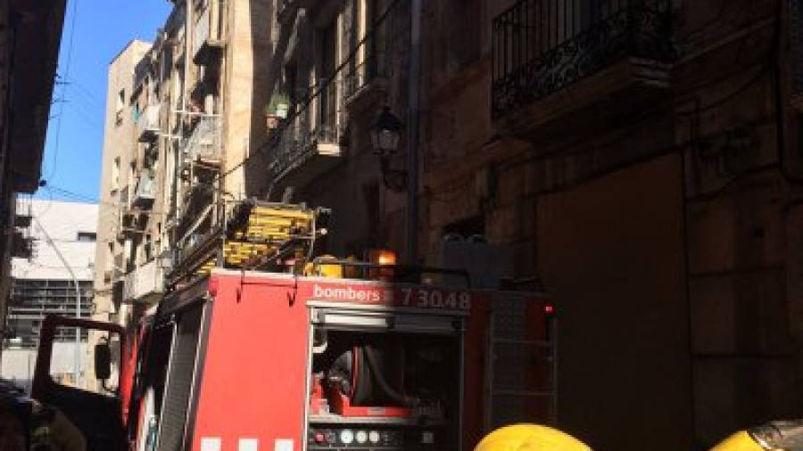 Imatge amb els bombers a l'edifici afectat. FOTO: AJUNTAMENT DE TORTOSA