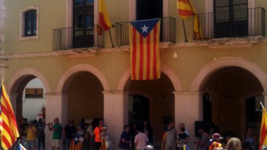 Concentració en desacord amb la llei de banderes davant de l'Ajuntament d'Altafulla, on onegen la senyera, la bandera espanyola i l'estelada, el 15 de juny del 2014. FOTO: ACN