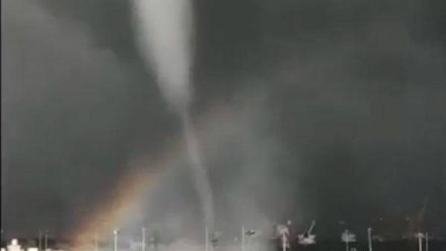 Imagen del tornado que ayer invadió el puerto de Barcelona. Foto: @salvamentogob