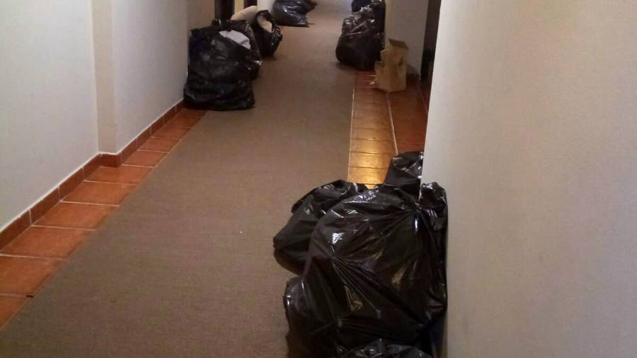 El pasillo de uno de los hoteles de PortAventura lleno de bolsas de basura tras la limpieza de las habitaciones de los atletas de los Juegos Mediterr&aacute;neos. FOTO: ACN&nbsp;