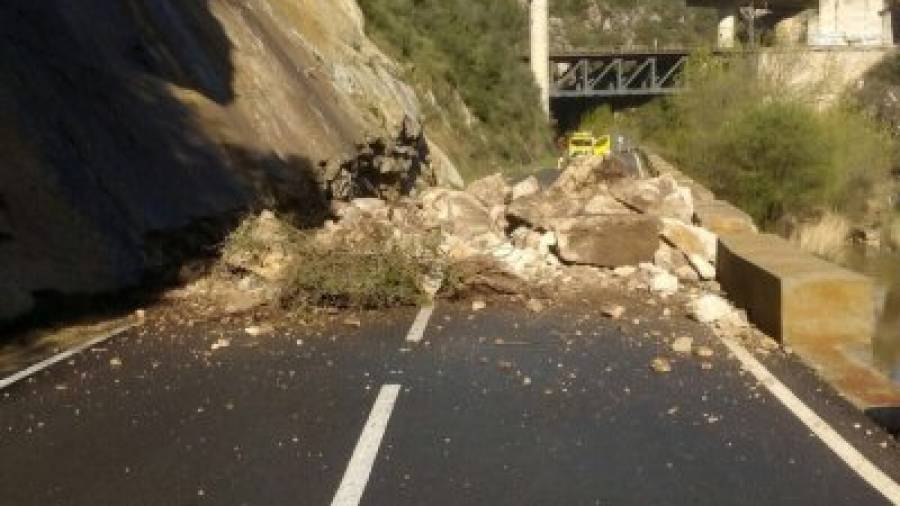 L´esllavissada que es va produir ahir al matí va deixar la carretera C-240z totalment tallada entre Vilaverd i la Riba. Foto: Cedida