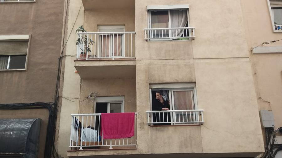 Imagen del bloque por la calle Estanislau Figueres. El escalador ha intentado subir por el patio interior. FOTO: Xavi de Gispert