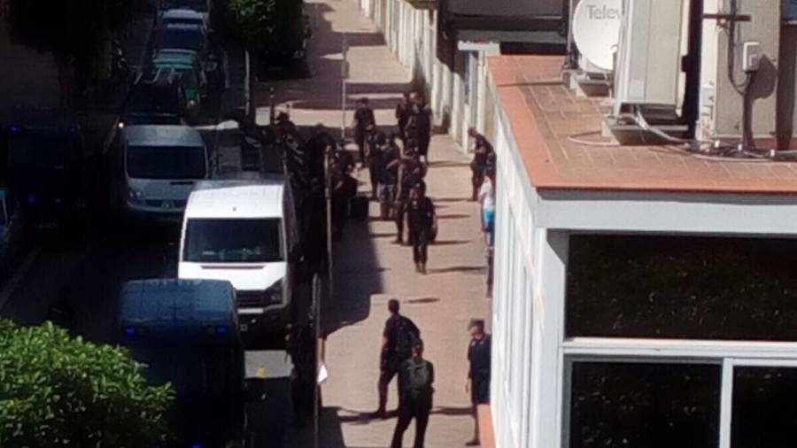Agentes de la Polic&iacute;a Nacional en el centro de la ciudad, cercanos al hotel donde se hospedan.