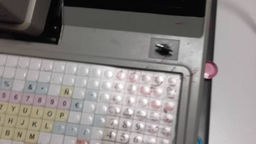El teclado de la caja registradora con manchas de sangre. FOTO: Policia Local