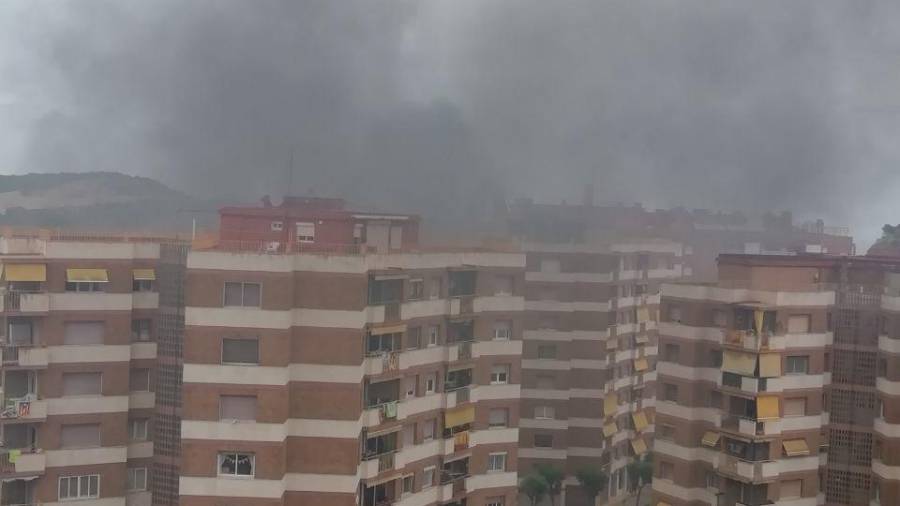 La humareda del coche ha superado la altura de los edificios de la calle Sant Auguri y se ha visto desde otros puntos del barrio. FOTO: DT