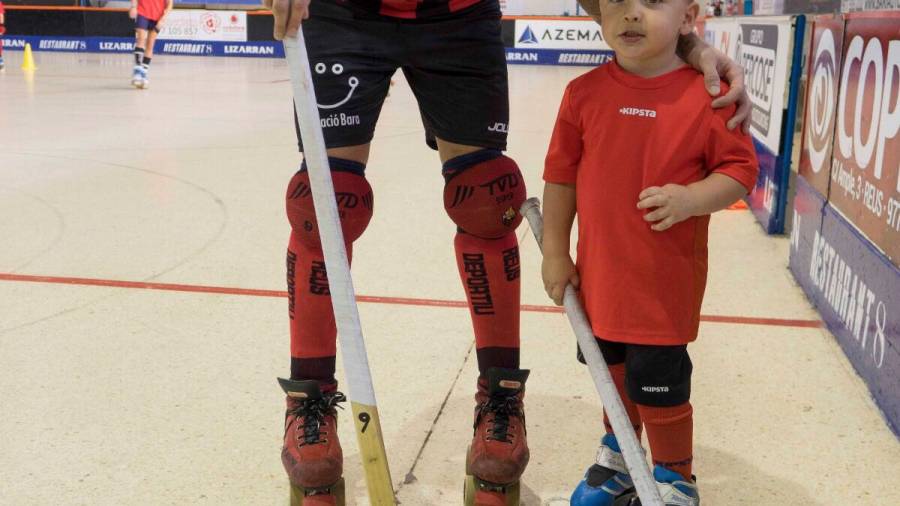 Mar&iacute;n posa con su hijo Hugo, que ya aprende a patinar en el mismo Reus Deportiu.