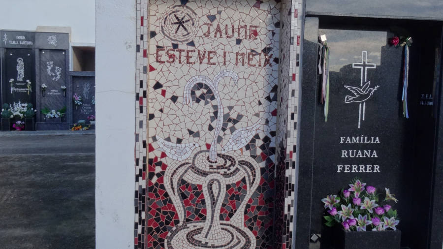 Mosaics artístics en trencadís obra de l’artista musiva local Marta Giménez Clúa. Foto: Tate Cabré