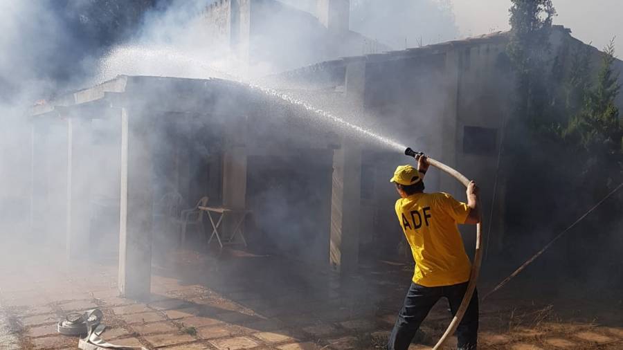 Voluntaris de l'ADF de Querol apagat el foc a la teulada d'una casa. Foto: Ajuntament de Querol