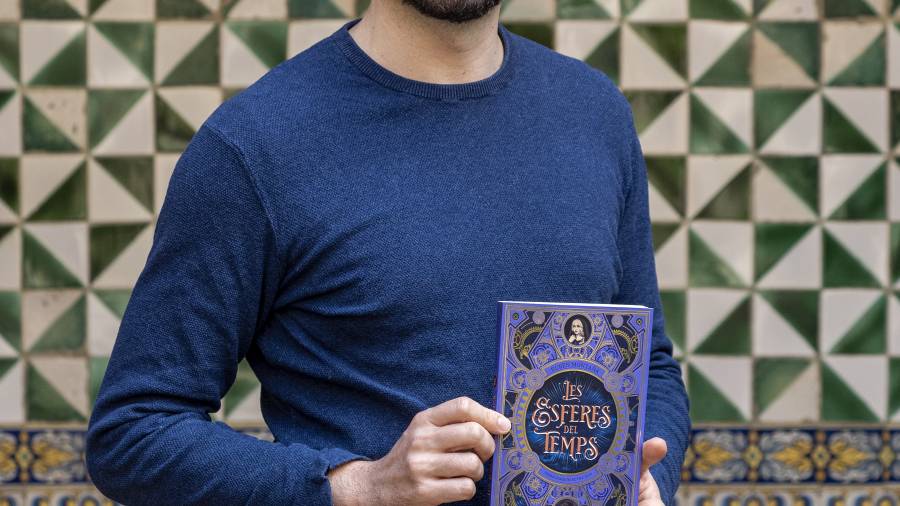 L'escriptor, actor i dramaturg Rubèn Montañá amb el llibre 'Les esferes del temps'. FOTO: CEDIDA