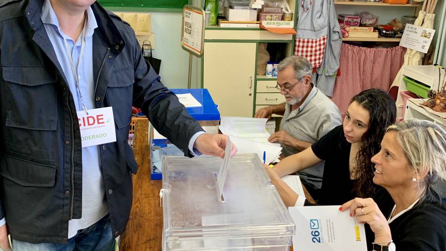 Momento de la votaci&oacute;n del candidato a la alcald&iacute;a de dCIDE, Juan Carlos S&aacute;nchez. FOTO: CEDIDA
