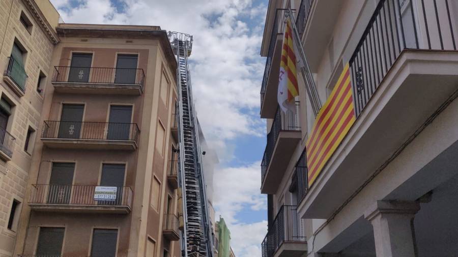 Una dotación de los bomberos, en el lugar de los hechos. Foto: Cristina Valls