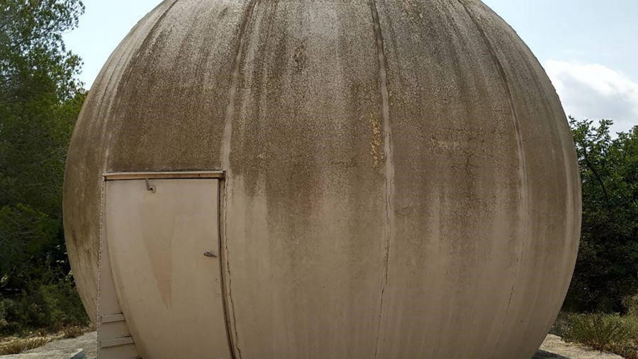 L&rsquo;esfera que allotja l&rsquo;antena de l&rsquo;aparell, a Roquetes. FOTO: Pere Quintana