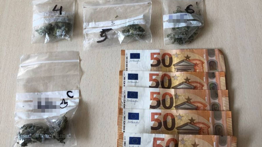 La droga i els diners intervinguts al detingut. FOTO: Mossos