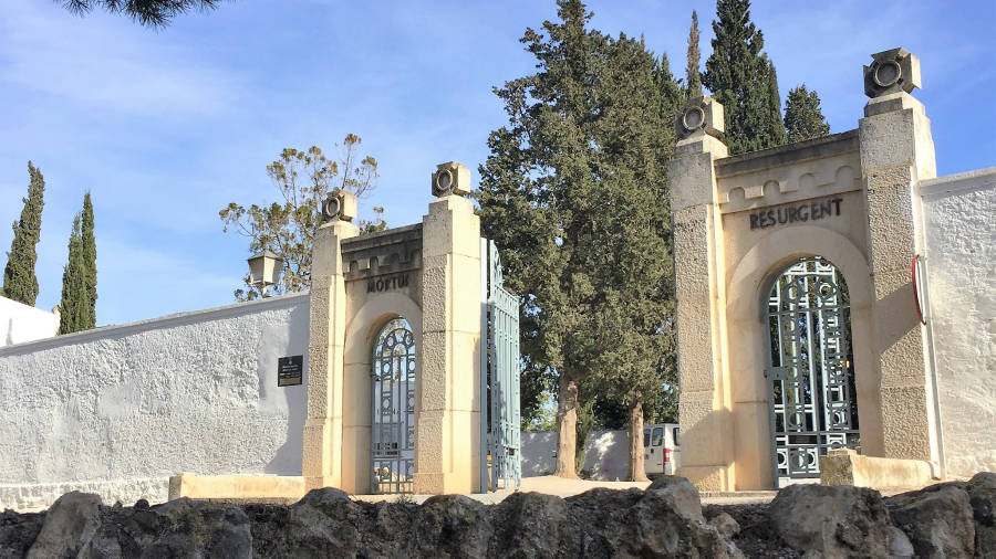 Imatge de l'entrada del cementiri de Tortosa. Foto: Tate Cabré