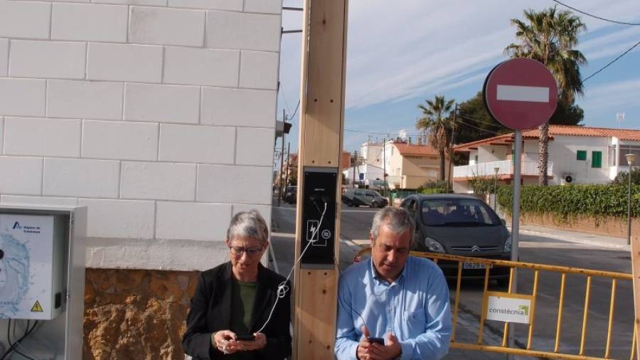 La concejal Marisa Méndez- Vigo y el jefe del servicio de Aigües d´Altafulla, estrenando la nueva instalación. Foto: joan boronat