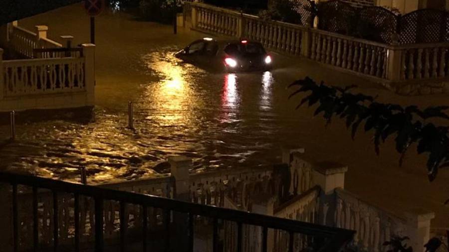 Un veh&iacute;culo inundado ayer por la noche en la calle Sol de Salou. FOTO: Cedida