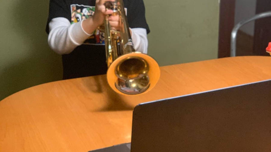 Pol sigue con sus clases de trompeta en Rambla Music desde su casa. FOTO: cedida