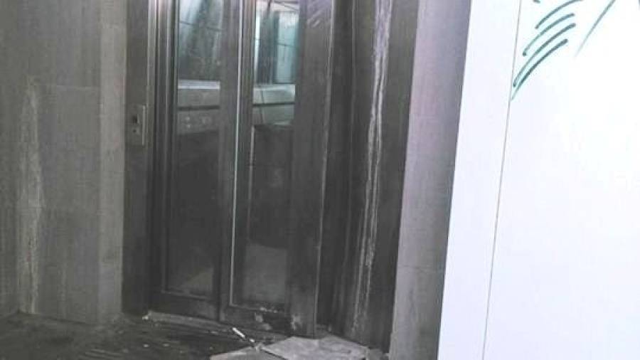 Destrozos en el ascensor de la estaci&oacute;n. Imagen de archivo