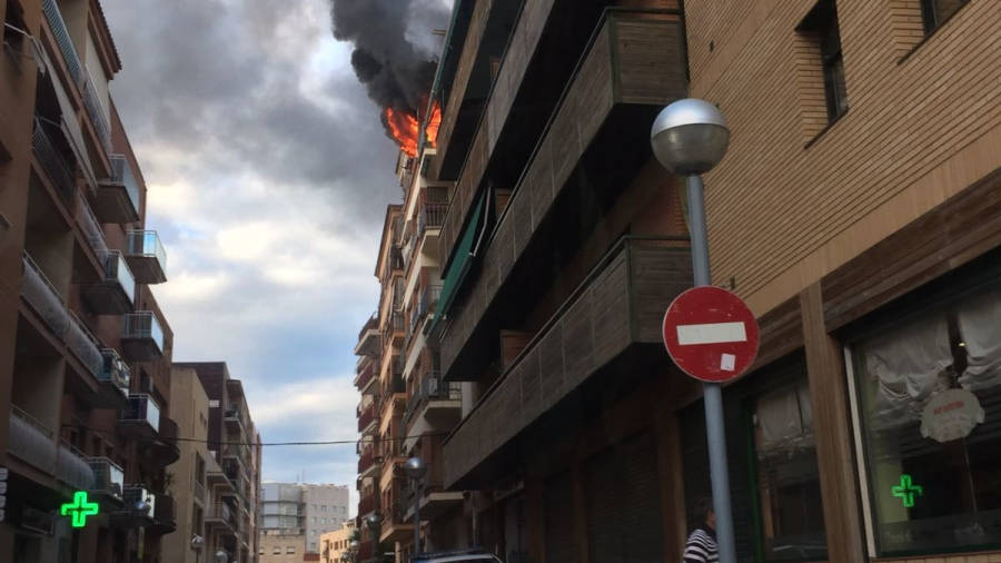 Las llamas eran visibles desde la calle Vic, allÃ­ da el comedor. La casa estÃ¡ en la calle Montseny. FOTO: ALBA MARINÃ‰