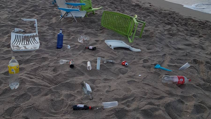 Restos de botellones en la playa.