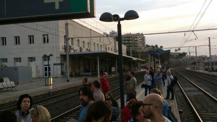 Viajeros indignados esperando el tren en la estación de Tarragona ciudad, en una jornada de problemas ferroviarios. Foto: dt