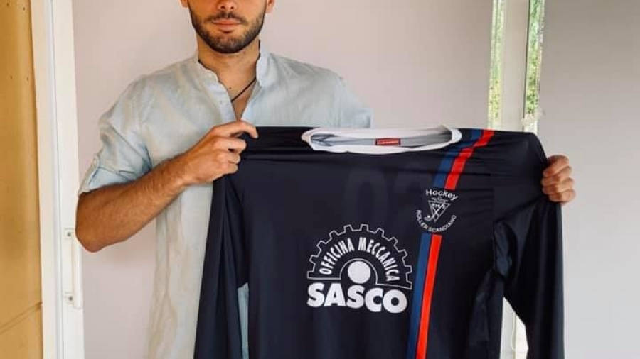 Luka Hernández posa con la camiseta del Scandino. FOTO: CEDIDA