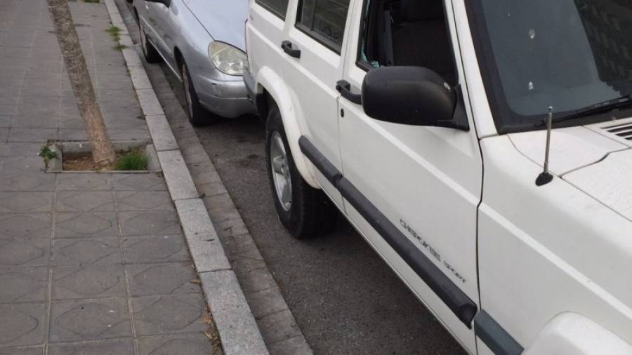 Uno de los vehículos asaltados, que estaba aparcado en la calle Josep Maria Tarrasa. Foto: 06 fir.foto