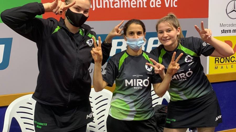Anastasia Kolish, Sara Ramírez y Anaïs Salpin, celebrando su doble victoria en Vic frente al Rivas y el Irún. FOTO: CTT GANXETS DE REUS