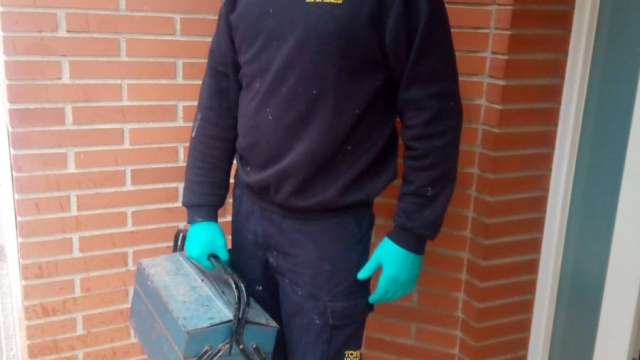 El fontanero y electricista de Cambrils Josep Lluís Castelleví, en un servicio durante estos días. FOTO: DT