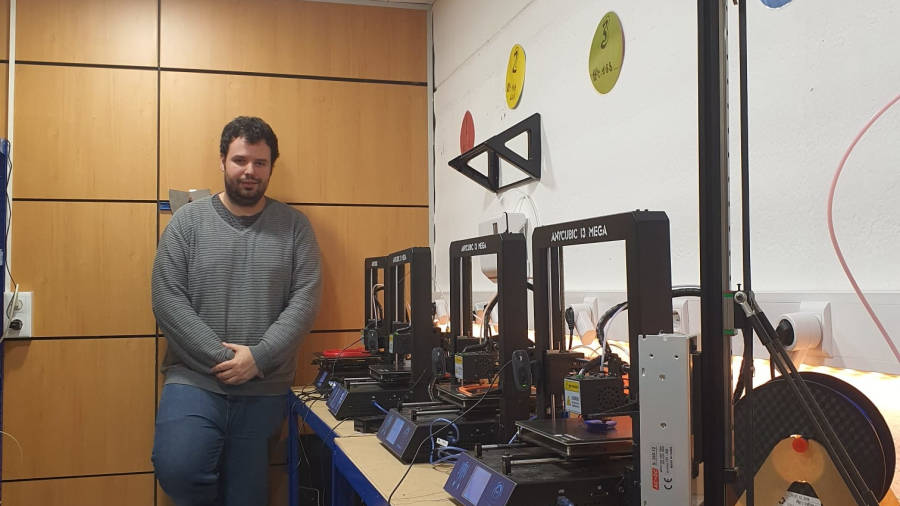Adri&aacute;n Garc&eacute;s, de Petits Enginyers, est&aacute; usando sus impresoras 3D para hacer viseras. FOTO: cedida
